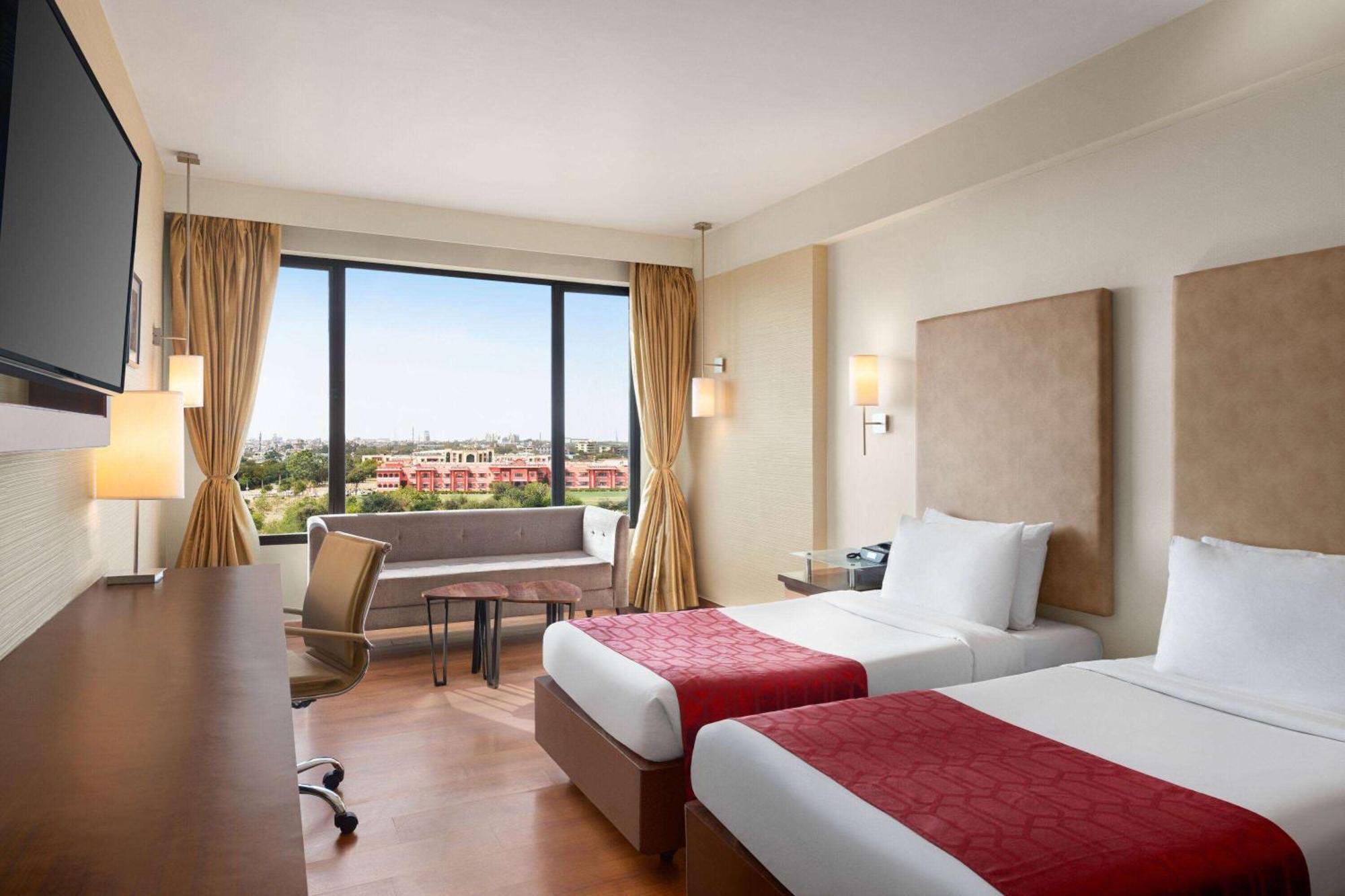Отель Ramada By Wyndham Jaipur North Экстерьер фото